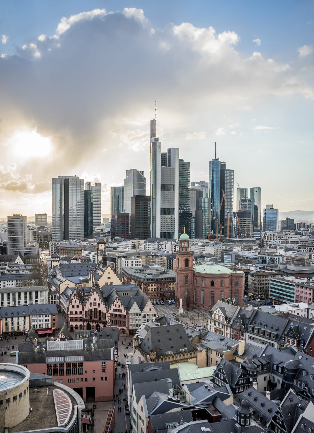 Blick über die Frankfurter Altstadt mit Römer und Paulskirche auf die Hochhäuser des Bankenviertels